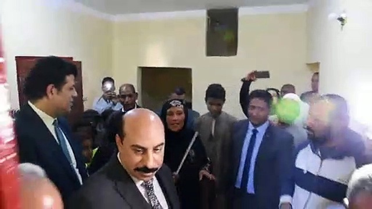 محافظ أسوان يسلم 18 منزلا ويفتتح تطوير مدرسة ال...