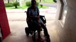 Mulher precisa de carregador para cadeira de rodas motorizada
