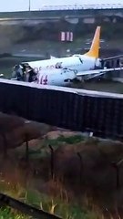 Estambul: un avión falla en el aterrizaje y termina reventado en tres partes