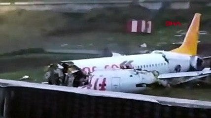 Sabiha Gökçen'de uçak pistten çıkarak parçalandı... Ölen yok