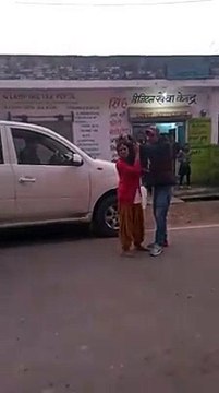 एक शराबी युवक ने एक युवती को बाल पकड़ कर पीटा