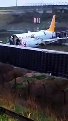Turchia - Aereo esce di pista a Instanbul e si spezza (05.02.20)