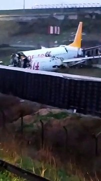 Turchia - Aereo esce di pista a Instanbul e si spezza (05.02.20)