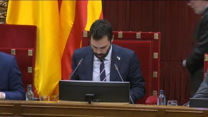 Скачать видео: El Parlament aprueba recurrir al Supremo la retirada del escaño de Torra con la abstención del PSC