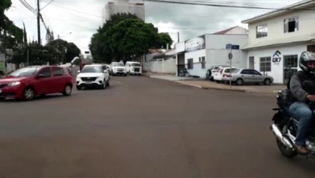 Etios e moto batem em cruzamento no Bairro Neva