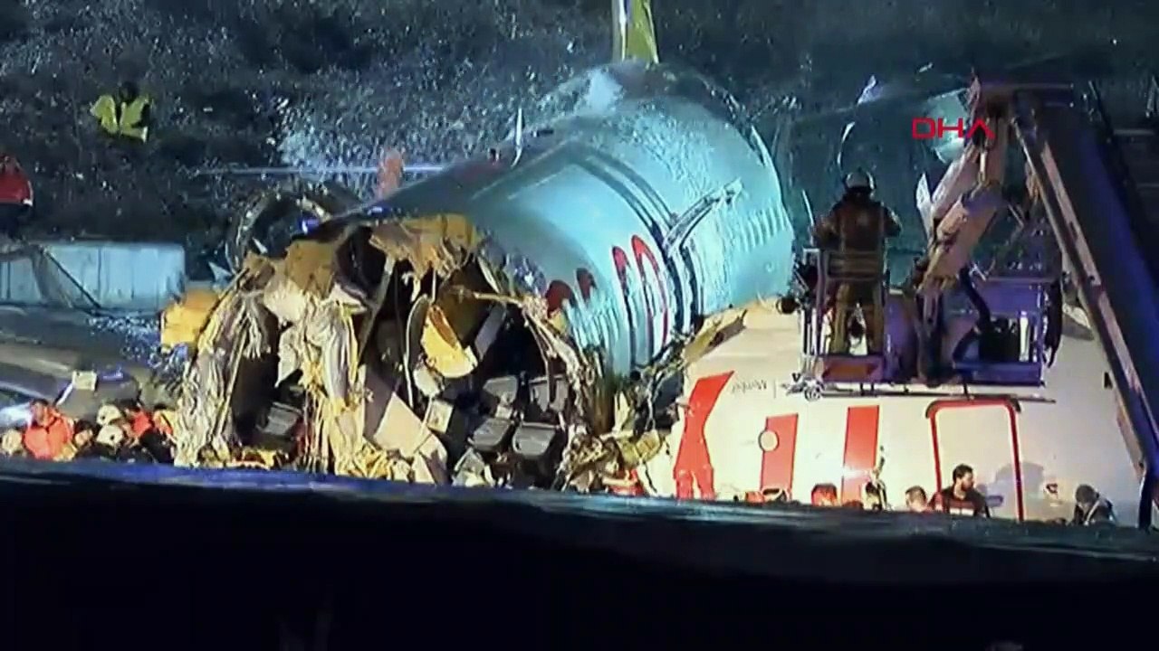 Istanbul: Flugzeug bricht auseinander und gerät in Brand