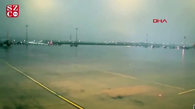Yolcu uçağı pistten çıkış anı kamerada!