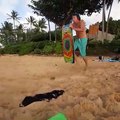 Ce grand père a raté son sandboard et s’est pris la tête dans le sable sur la plage.