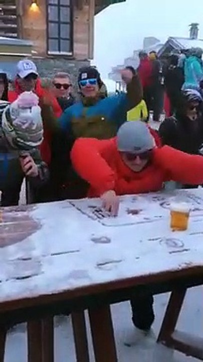 Il fait du Air DJ en soirée dans un bar sur les pistes de ski !