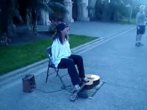 joue de la Guitare avec ses pieds