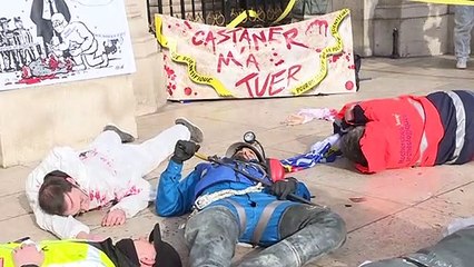 Retraites: à Paris, "scène de crime" sur les marches de l'Opéra pour dénoncer la réforme