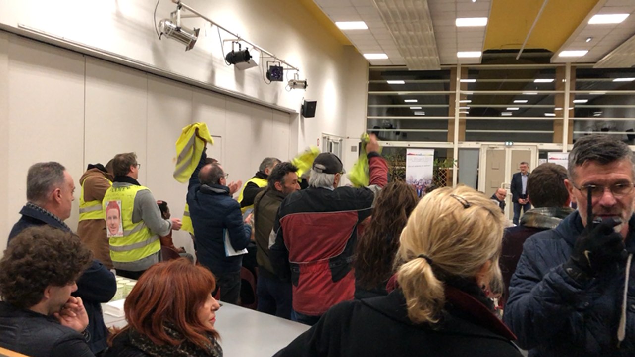 Municipales à La Roche-sur-Yon. Des Gilets jaunes perturbent une réunion publique du maire