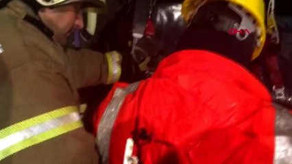 Uçakta sıkışan yolcuyu itfaiye ekipleri böyle kurtardı