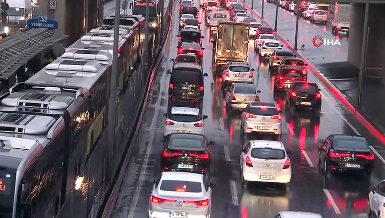 İstanbul'da sağanak yağış hayatı olumsuz etkiliyor