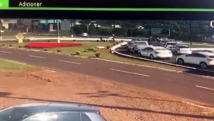Forte impacto: vídeo mostra motociclista sendo atingido por carro no Trevo Cataratas