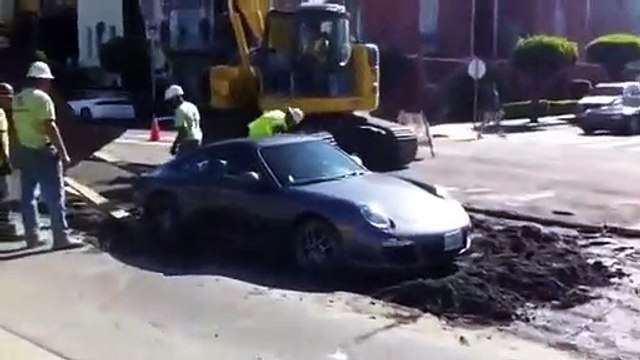Ce conducteur se retrouve coincé dans le ciment frais avec sa Porsche