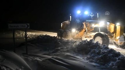 Ağrı'da 2 hasta kar nedeniyle 4 saatlik çalışmanın ardından hastaneye ulaştırıldı