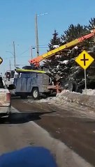Il ne faut pas que la CSST regarde ce clip avec des gars d'Hydro-Québec!