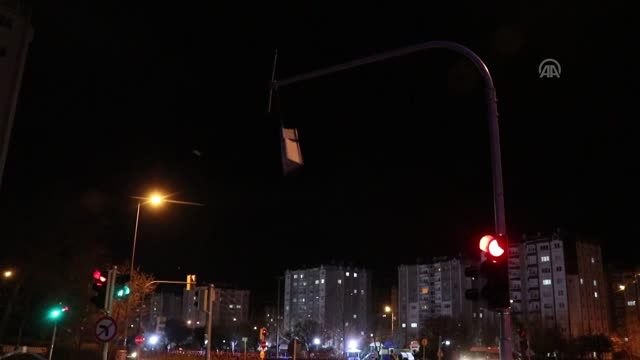 Kayseri'de şiddetli rüzgar ağaçları devirdi, çatıları uçurdu