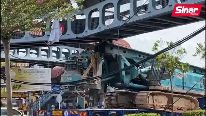 #ICYMI Treler bawa jentera berat rempuh jejantas