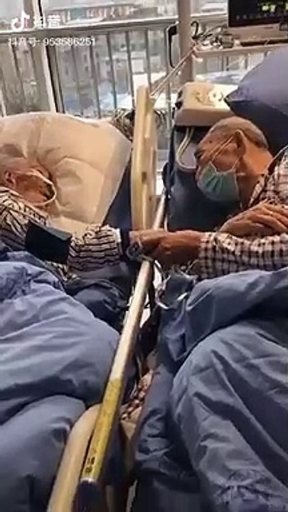 மரண படுக்கையிலும் மாறாத காதல்.. கொரோனாவால் பாதிக்கப்பட்ட வயசான தம்பதியின் கடைசி குட்பை - வீடியோ