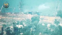 شاهد--تدمير دبابة لعصابات الأسد على محور الصحفيين غربي حلب بصاروخ إثر استهدافها بصاروخ مضاد دروع.