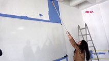 Dekan, öğretim üyeleri ve öğrenciler sınıfları boyadı