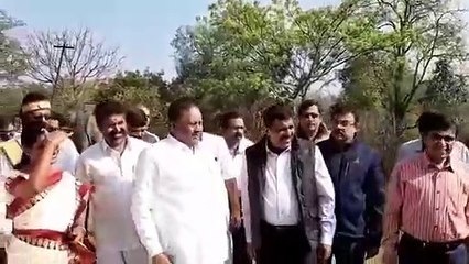 பழங்குடியின சிறுவனை அழைத்து செருப்பைக் கழட்ட சொன்ன அமைச்சர் திண்டுக்கல் சீனிவாசன்.. நீலகிரியில் பரபரப்பு - வீடியோ