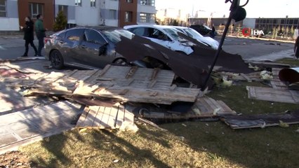 Çatılar uçtu, otomobiller kullanılamaz hale geldi, okullar tatil edildi...İşte Kayseriyi savaş alanına çeviren fırtınanın izleri