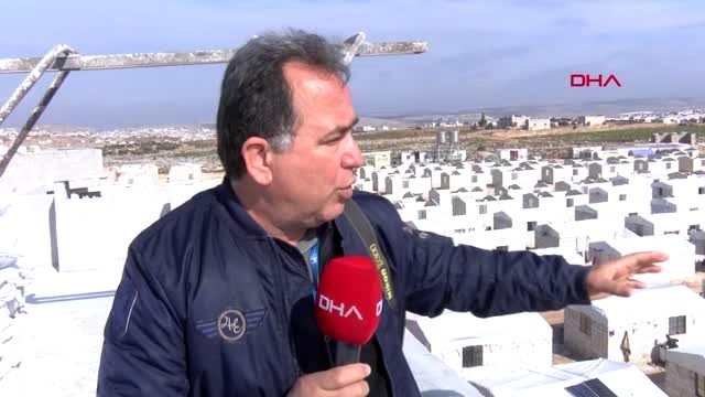Suriye türkiye sınırına göç eden suriyeliler, briket evlere yerleştiriliyor
