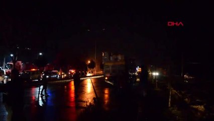 Sakarya pamukova'da 2 tır ve 2 kamyon çarpıştı: 2 yaralı