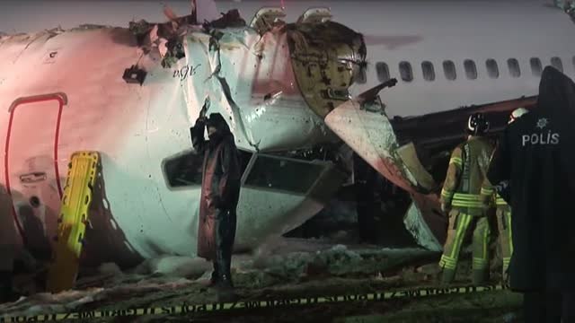 Accidente aéreo mortal en Estambul después de que el avión se saliera de la pista de aterrizaje