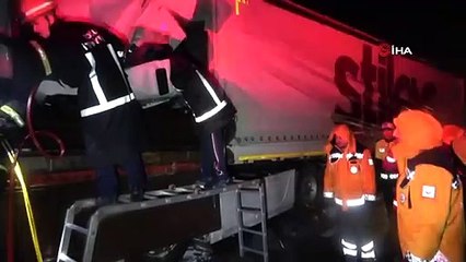 TEM’de Önünde İlerleyen Tıra Ok Gibi Saplanan Tırın Sürücüsü 2 Saatte Kurtarıldı