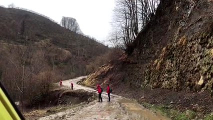 Dereye devrilen iş makinesinin operatörünü arama çalışmaları sürüyor - DÜZCE