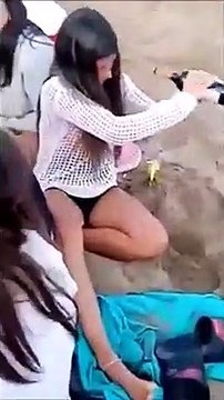 Ouvrir une bouteille de vin sans tire-bouchon sur la plage ?