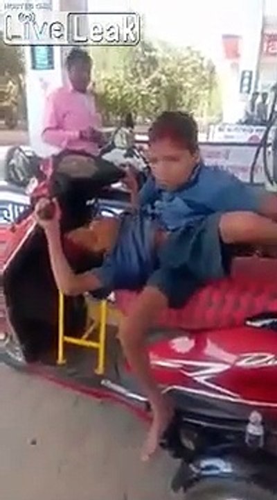 Ces jumeaux siamois conduisent un scooter !