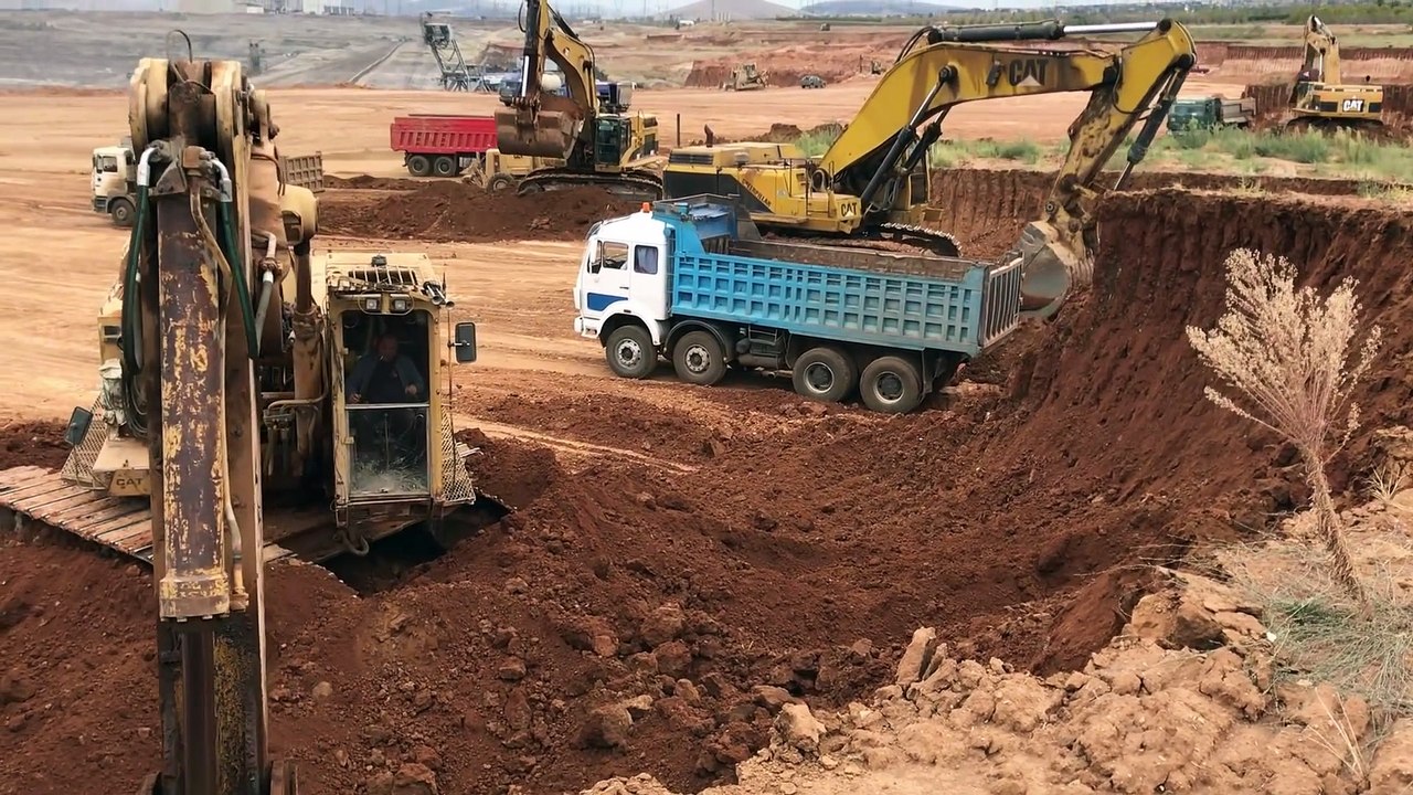 Cat 245 Cat 375 And Cat 365C Excavators Loading Trucks