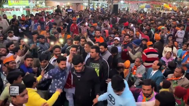 दिल्ली चुनाव प्रचार के दौरान Nirahua ने ली फैंस के साथ सेल्फी | Delhi Election 2020