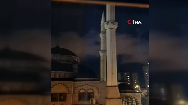 Şiddetli fırtına minareleri beşik gibi salladı