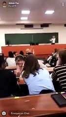 Elle déclare son amour devant tous les étudiants de l'amphithéâtre