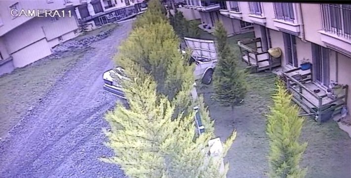 Direksiyon hakimiyetini kaybetti, sitenin bahçe duvarına girdi