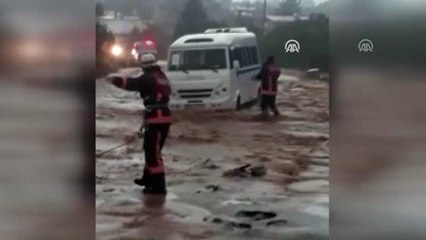 Derenin taşması sonucu mahsur kalan öğrenciler kurtarıldı