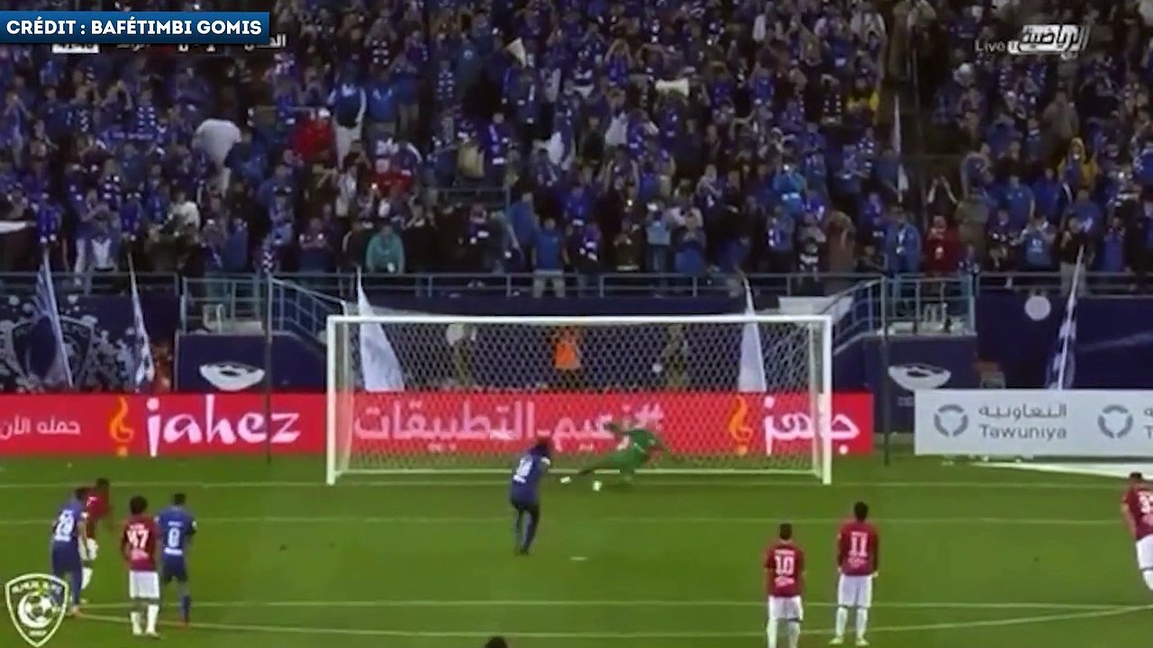 Bafé Gomis marque puis va boire un café