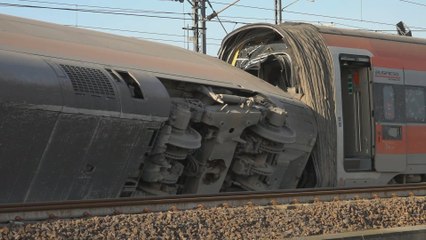 Dos muertos y 30 heridos tras descarrilar un tren en Italia