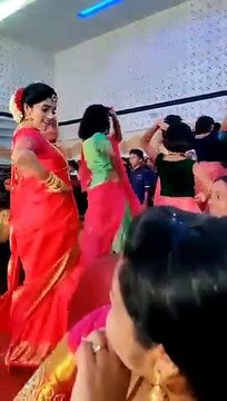மணப்பெண் வேற லெவல் என்ட்ரி.. குத்தாட்டம் போட்டு மாப்பிள்ளைக்கு அதிர்ச்சி கொடுத்த பெண் - வீடியோ
