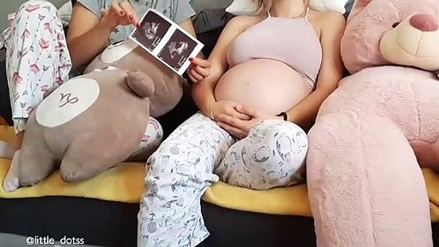 Une artiste peint l'échographie sur le ventre de son amie enceinte !