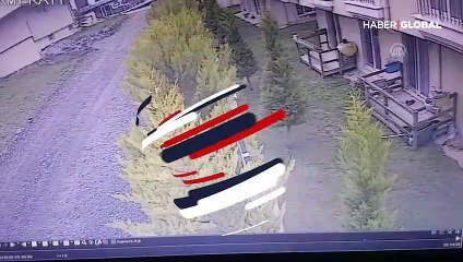 Arabanın asılı kaldığı kaza saniye saniye kamerada