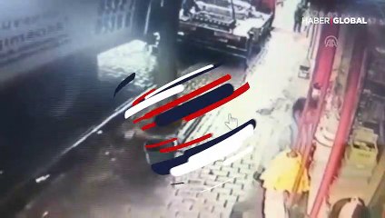 Üstüne düşen eşyalardan saniyeler ile kurtuldu