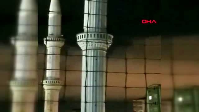 Kayseri'de fırtına duvar yıktı, çatıları uçurdu, minareleri salladı