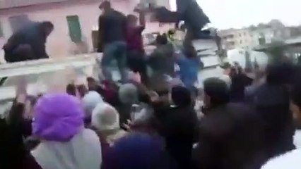 Elazığ'da deprem sonrası izdiham görüntüleri tepki topladı; yardım kolilerini vatandaşın üstüne atar gibi vermişler